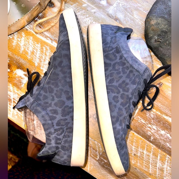 CLOUD Footwear size 40 leather gray cheetah print sneakers good used condition - Picture 9 of 16